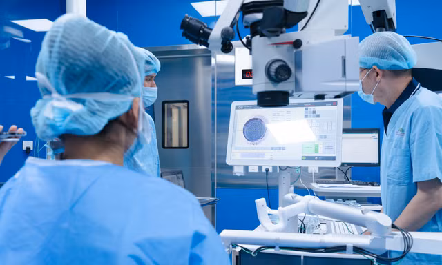 Lần đầu tiên tại Việt Nam: Thành công ghép giác mạc bằng laser thay vì thủ công