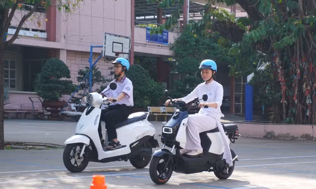 Học sinh TP.HCM thích thú trải nghiệm xe máy điện VinFast, mẫu xe mới Amio gây 'sốt'