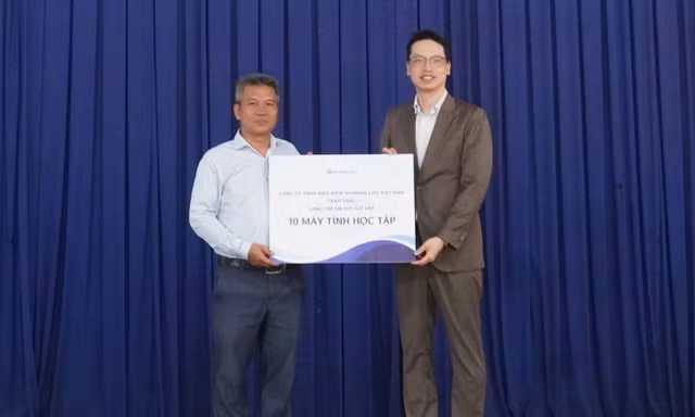Shinhan Life Việt Nam trao tặng máy tính học tập cho làng trẻ em SOS Gò Vấp