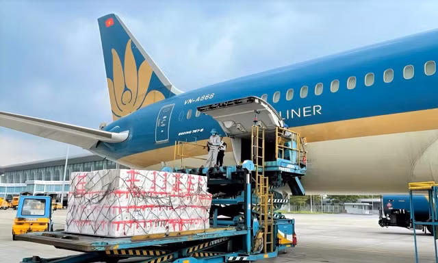 Vietnam Airlines tiếp tục vận chuyển miễn phí hàng hóa hỗ trợ đồng bào vùng lũ miền Trung