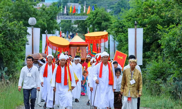 Khi con người biết cúi đầu trước trời đất và mỉm cười với nhau