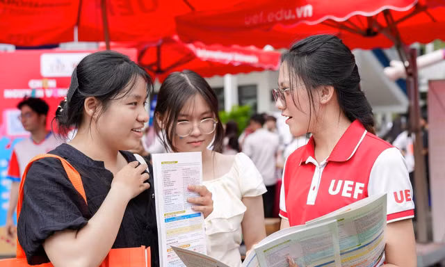 Điểm thi THPT 2026 từ 15 - 18, cơ hội vào đại học song ngữ vẫn rộng mở