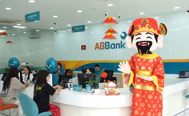 ABBank tạo khung cảnh hiếm thấy khi “mưa” vàng 24k bắt đầu