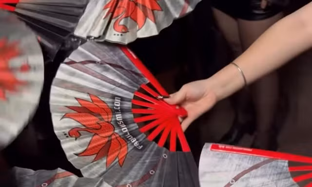 Khi chiếc quạt bước lên sân khấu fandom Việt