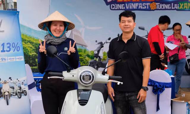 Người dân Cần Thơ hào hứng 'đổi xăng lấy điện', xe đổi pin trở thành tâm điểm 'chốt đơn'