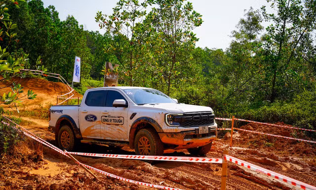 Trải nghiệm lái xe Ford offroad tại PVOIL VOC 2025, giải đua xe địa hình lớn nhất Việt Nam 