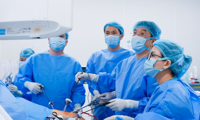 Vinmec trình diễn kỹ thuật ghép gan sống phức tạp tại Hội nghị Ghép tạng Việt Nam 2025
