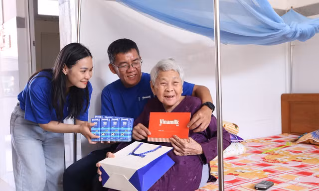 Vinamilk triển khai nhiều hoạt động chăm lo Tết cho người có công và người lao động