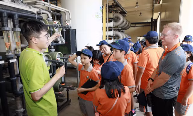 Học sinh quốc tế Singapore tham quan khu xử lý rác Đa Phước