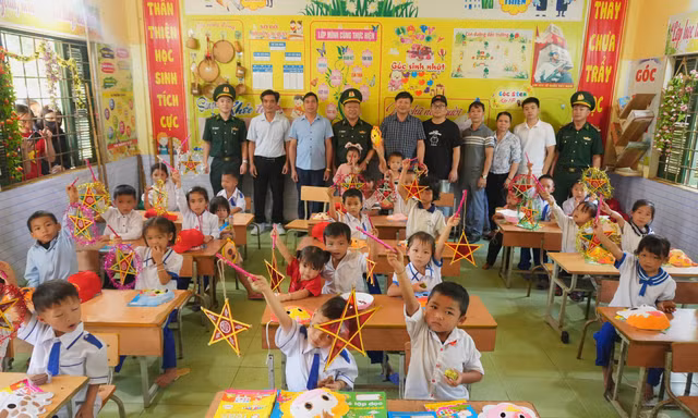 Sinh viên FPT mang trung thu ấm áp về với bản cao Tri Lễ
