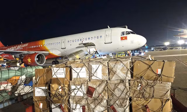 Những chuyến bay Vietjet chở đầy yêu thương