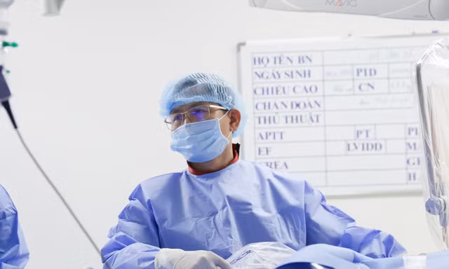 Đang nằm cấp cứu, bác sĩ vẫn rời giường bệnh tới phòng can thiệp cứu bệnh nhân “ngàn cân treo sợi tóc”
