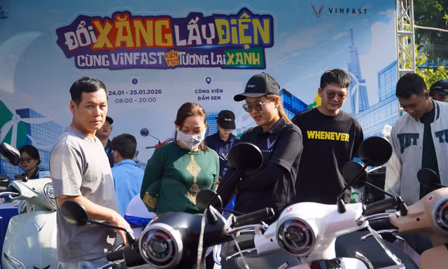 Người dùng TP.HCM hào hứng trải nghiệm, quyết định lên đời xe điện VinFast ngay trong ngày
