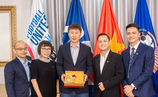 PNJ trao tặng HLV Kim Sang Sik huy chương vàng 24K nặng 33 chỉ