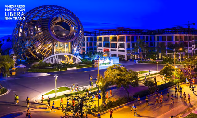 Runner VnExpress Marathon khuấy động đô thị biển Libera Nha Trang 