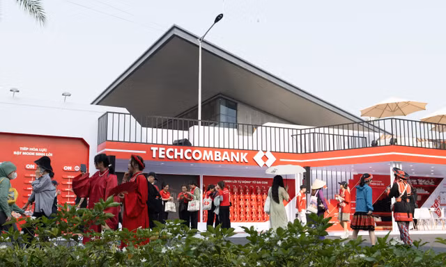 Techcombank chiều “Gai Con” hết mực, xoa dịu hội chứng hậu concert