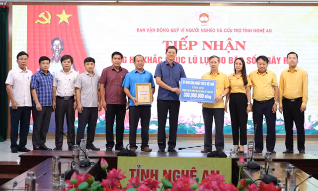 VRG hỗ trợ gần 1 tỷ đồng cho đồng bào vùng bão lũ