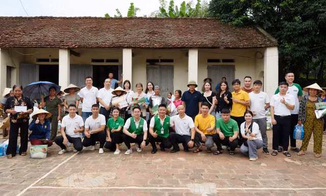 Chuyến xe tử tế F88 mang 42 tấn hàng cứu trợ về "rốn bão" Bắc Trung bộ