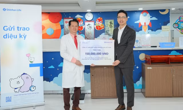 Shinhan Life Việt Nam tiếp tục trao quà, tài trợ điều trị cho bệnh nhi có hoàn cảnh khó khăn