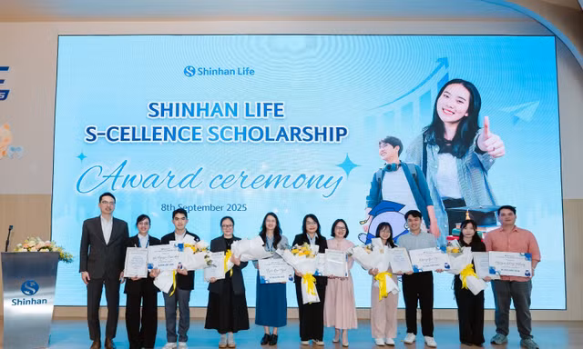 Shinhan Life Việt Nam trao học bổng Shinhan Life S-Cellence 2025 cho sinh viên