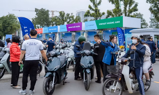 Thu xăng - đổi điện tại chỗ: Mô hình tiện lợi khiến người Hà Nội quyết đổi xe trong vài phút