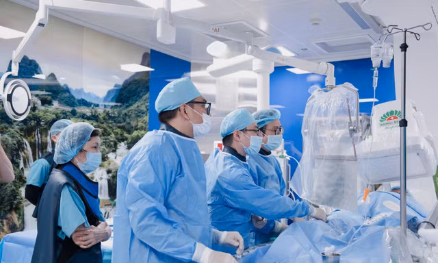 Cập nhật tiến bộ quốc tế, BVĐK Hồng Ngọc xử lý nhiều ca tim mạch phức tạp