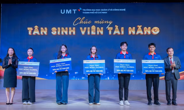 Tân sinh viên nhận học bổng 345 triệu đồng