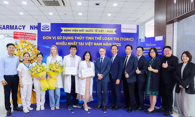 Mắt Việt – Nga nhận giải Phẫu thuật Thủy tinh thể cao cấp TECNIS nhiều nhất Việt Nam