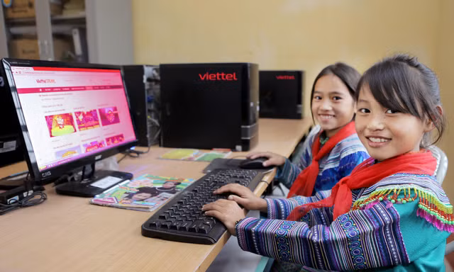 Lớp học trên đỉnh núi cao nhất thế giới: Viettel thu hẹp khoảng cách số bằng Internet