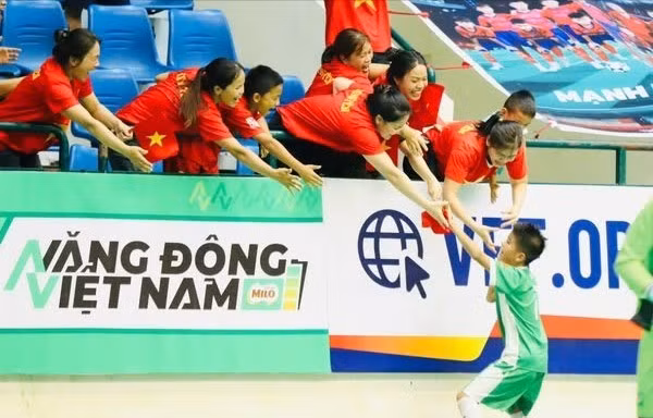 Không còn chú trọng vào điểm số, cha mẹ Việt đang thay đổi cách nuôi con