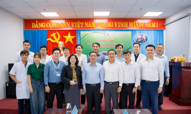 Nhựa Tiền Phong trao tặng 2 xe cứu thương cho ngành y tế Côn Đảo nhân ngày 27/2