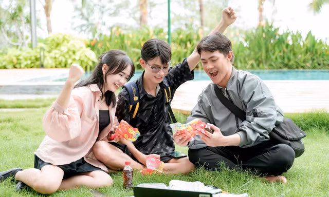 Nghỉ lễ này, nhiều người không chỉ tiêu tiền mà còn thử 'kiếm thêm' từ một chai nước