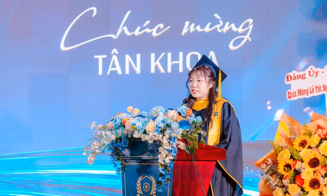 Từ giấc mơ du học dang dở đến danh hiệu thủ khoa toàn khóa của nữ sinh Phú Yên