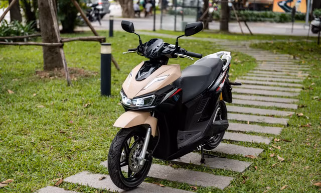 Không còn cảnh chờ đổ xăng giữa nắng nóng, chủ xe VinFast Viper nói dùng xe điện 'quá sướng, quá tiện'