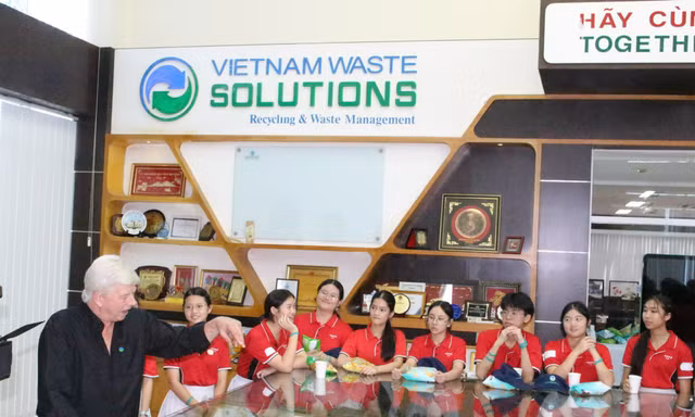 VWS đón học sinh Singapore tham quan Khu liên hợp xử lý rác Đa Phước