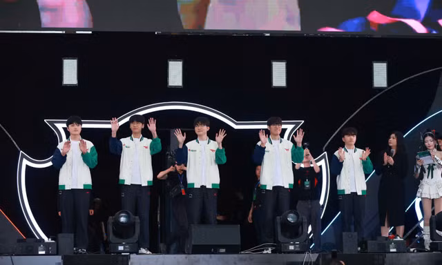 Faker và T1 khuấy động không khí cuồng nhiệt tại lễ hội eSport của VPBank
