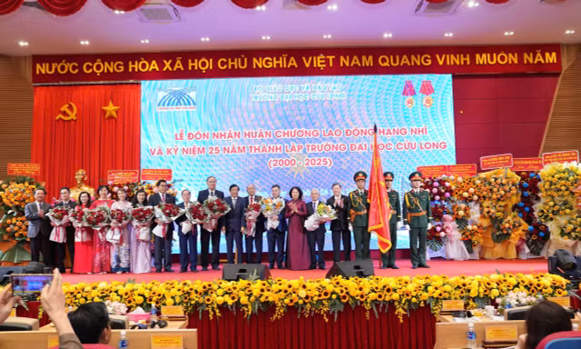 Trường ĐH Cửu Long đón Huân chương Lao động hạng Nhì, kỷ niệm 25 năm thành lập