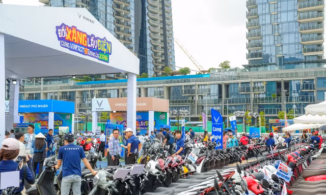 Chuỗi sự kiện “Đổi xăng lấy điện” của VinFast phủ 6 điểm cầu, đưa xe máy điện tới gần hơn với người dùng 