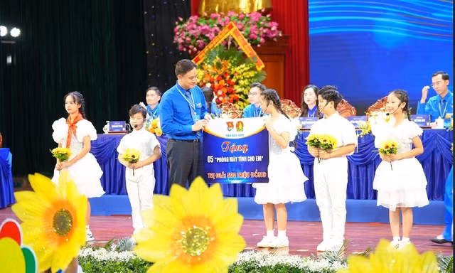 Tỉnh Đoàn Bắc Ninh trao tặng 5 phòng tin học trị giá 500 triệu đồng
