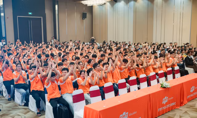 Cột mốc tuổi 18: Không chỉ tân sinh viên, phụ huynh cũng cần 'định hướng'
