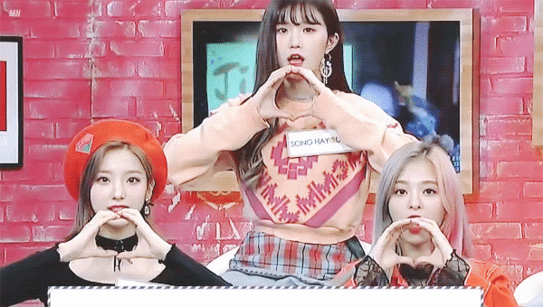 Nhóm fromis_9 không quên thả tim kiểu mới