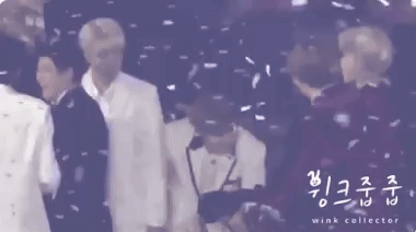 V chủ động ra trò chuyện với Jihoon