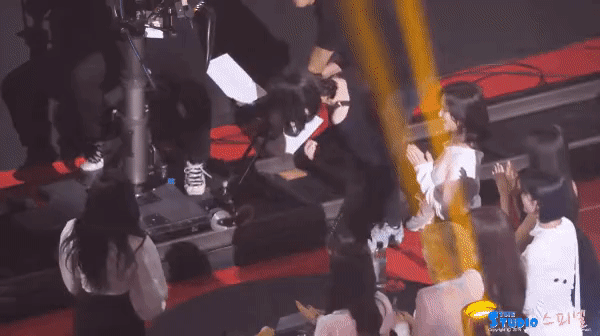 Tìm cách tặng hoa cho IU tới ba lần