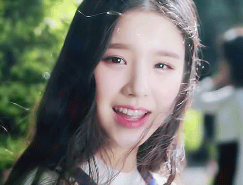 Thậm chí Hee Jin còn có điểm trội hơn Lưu Diệc Phi: đó là nụ cười rạng rỡ không bị hở lợi.