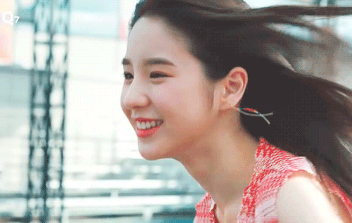 Hee Jin thậm chí còn được so sánh với “Thần tiên tỷ tỷ” Lưu Diệc Phi, khi có khá nhiều nét giống với ngôi sao xứ Trung. Đó là khuôn mặt trong veo, mái tóc dài mang lại vẻ đẹp thanh tao thoát tục.