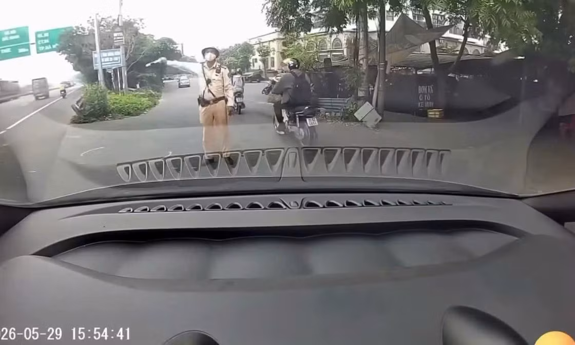 Vụ người đi ô tô hỏi CSGT 'em có biết anh không': Tài xế bị phạt 19 triệu đồng 