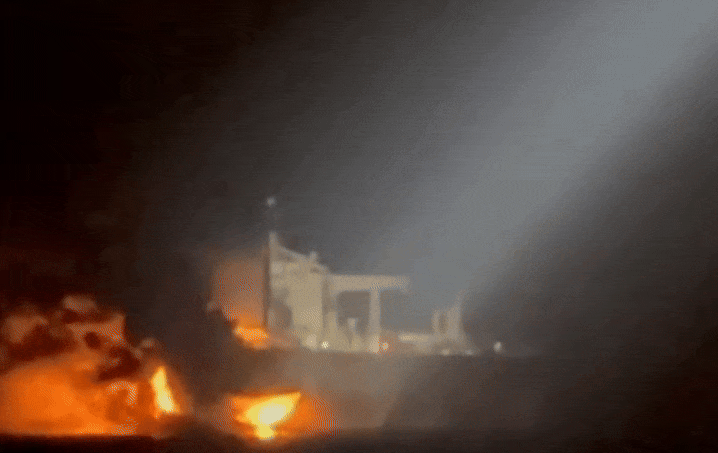 Hai tàu chở dầu Nga bốc cháy, nghi do trúng thuỷ lôi