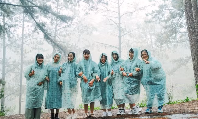 'Đến Đà Lạt 3 ngày đều phải mặc áo mưa đi chơi'