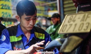 Trắng đêm theo chân đội thanh niên tình nguyện hỗ trợ người gặp nạn ở TPHCM