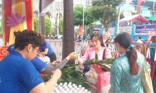 Độc đáo 'Lễ hội miễn phí', hơn 100.000 người tới cầu lộc, cầu tài